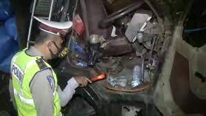 Akibat Rem Blong, Truk bermuatan garam Hantam Pesepeda Motor
