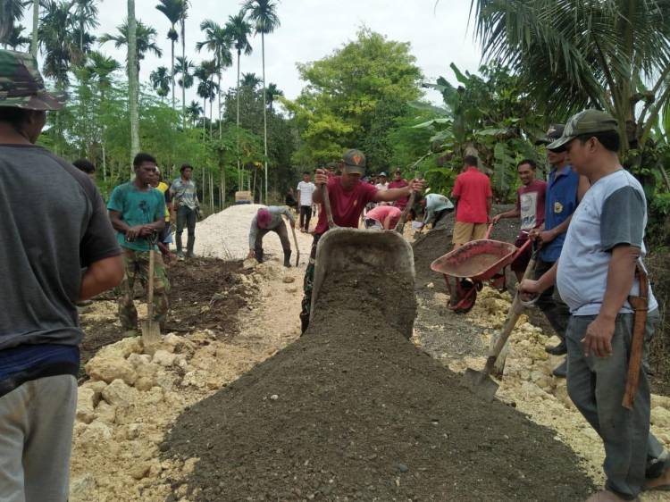 Prajurit TNI Bersama Masyarakat Gotong Royong Mengecor Jalan di Kampung Koya Koso Papua