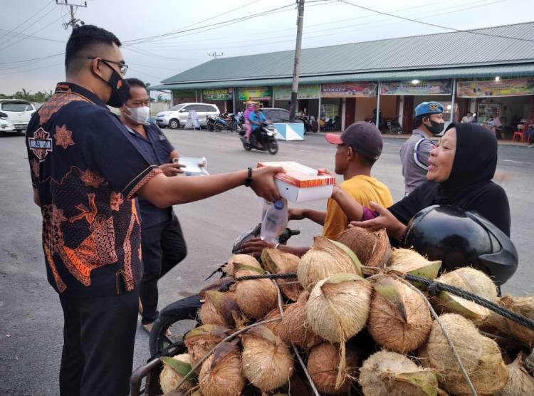 Serdik Sespimmen Polri Angkatan 61 Kompol Arfin Fachreza Bersama Polsek Patumbak Bagi Takjil ke Pengguna Jalan