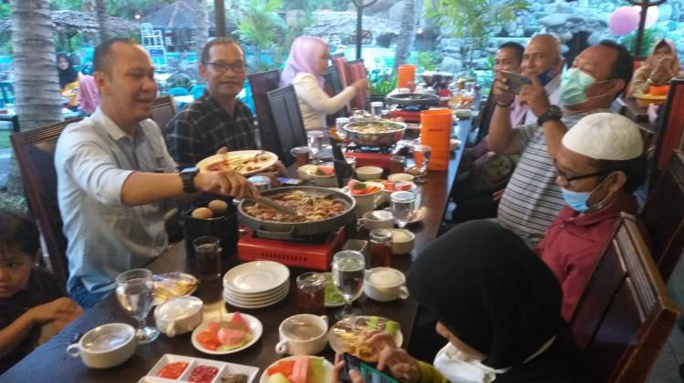 Forkom Warkop Polda Sumut Adakan Buka Puasa Bersama di Danau Toba