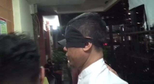 Tanpa Perlawanan, Densus 88 Tangkap Munarman Usai Shalat