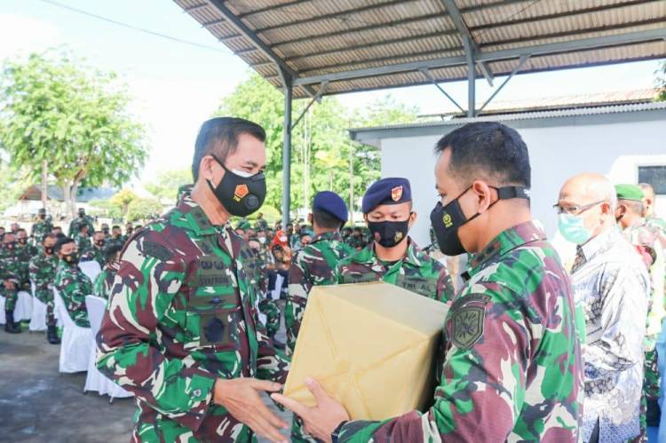 Kogabwilhan I Distribusikan Masker dan Buku Saku Pedoman HAM Kepada Prajurit TNI