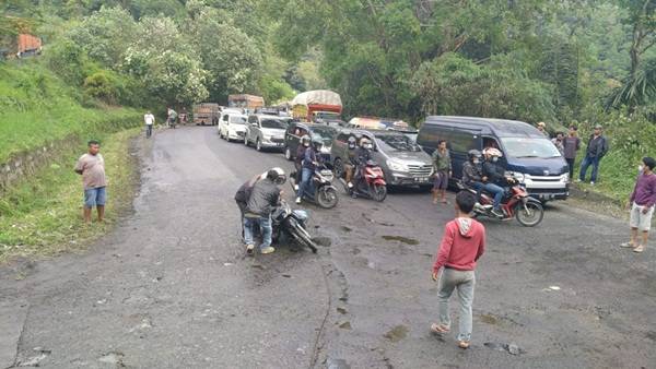 Truk Pengangkut Kayu Terguling di Bandar Baru, Arus Lalin Medan - Brastagi Macet Panjang