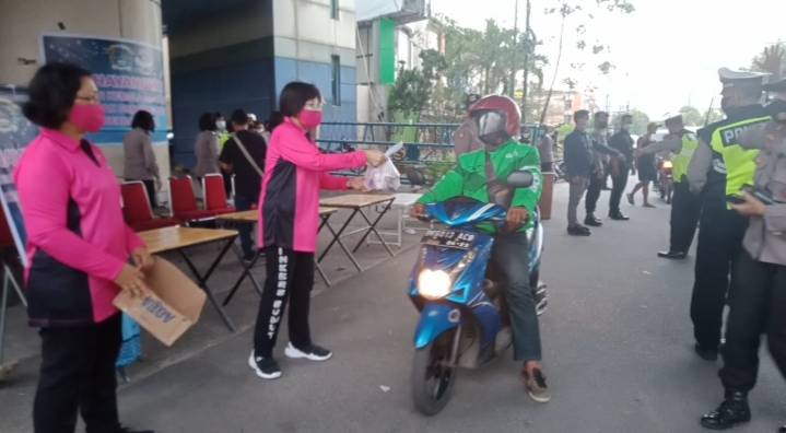 Sambut Hari Kartini, Yayasan Kemala Bhayangkari Daerah Sumatera Utara Bersama Polwan Polsek Medan Baru Berbagi Takjil