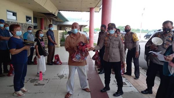 Polsek Medan Baru Bantu Warga Lansia Ikuti Vaksinasi Drive Thru