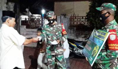 Masyarakat Muslim Beribadah Shalat Tarawih,di Beri Masker