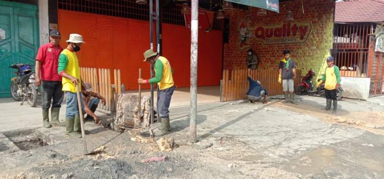 Petugas Kebersihan Saluran Air Pembuangan  Keluhkan Banyak Lobang Saluran Ditutup Permanen