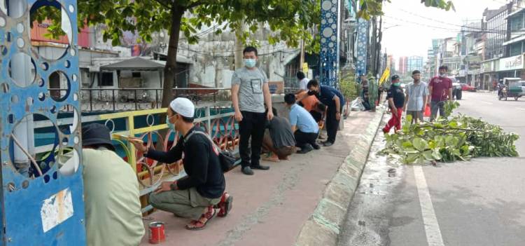 Menjaga Cagar Budaya, P3KS Dan Sejumlah Pihak Cat Jembatan Kebajikan Tjong Yong Hian