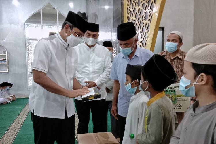 Safari Ramadhan, Pemko Medan Serahkan Bantuan Untuk Masjid Nurul Islamiyah di Medan Johor