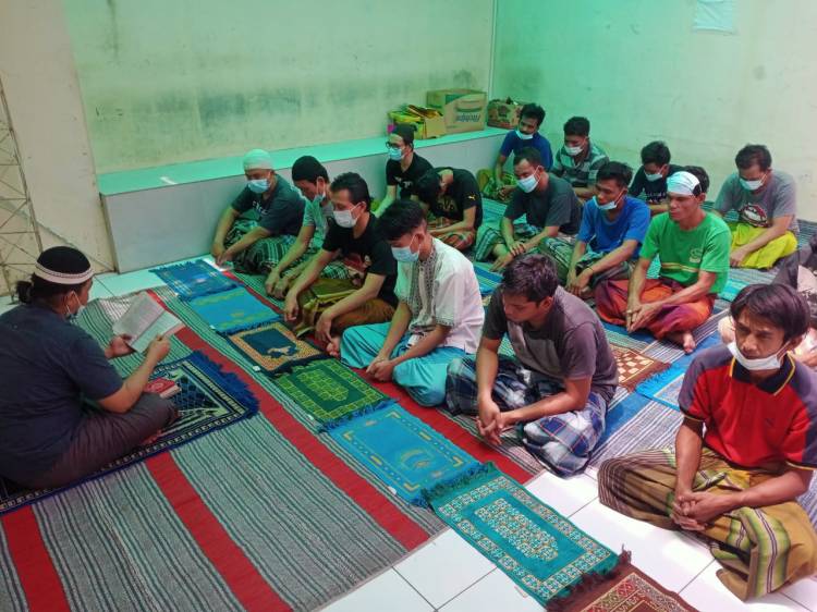 Polsek Medan Baru Ajak Tahanan Beragama Islam Sholat Jumat
