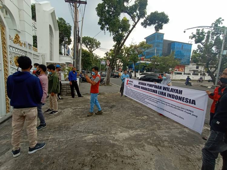 Di Depan Kantor Gubsu, Mahasiswa LIRA Sumut Soroti Proses Tender Pembanguna Jalan (PHJD)