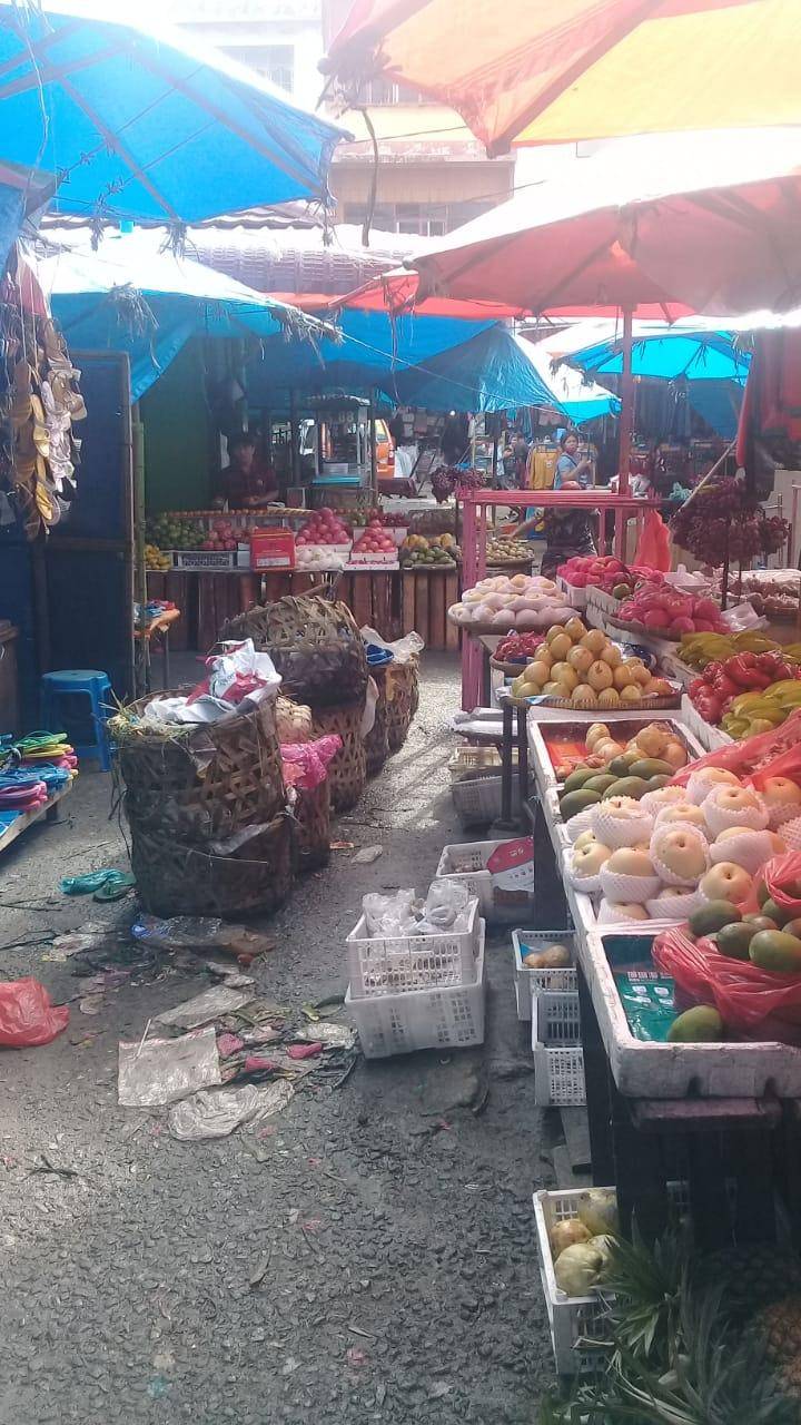 Sampah Menumpuk dan Berserakan di Depan Kios Pedagang PD-PHJ Siantar, Daya Beli Konsumen Merosot