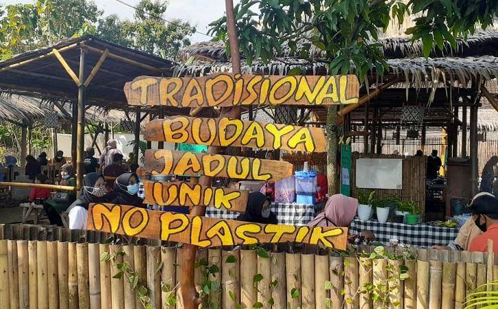 Unik ! Sebelum Memulai Transaksi Jual-Beli, Lagu Indonesia Raya Berkumandang di Pasar