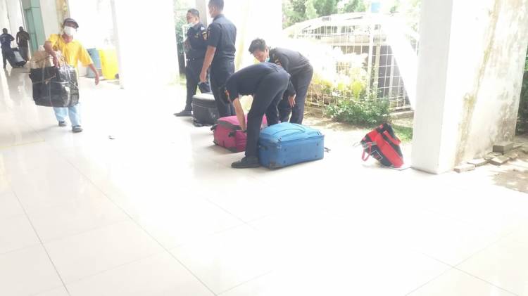 Penyeludupan Ratusan Koper Berisikan Pakaian Bekas diamankan Petugas