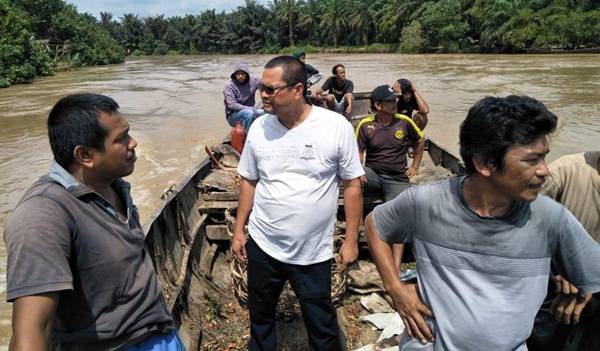 Petani Sawit Asal Kampung Padang Hanyut di Sungai Kundur