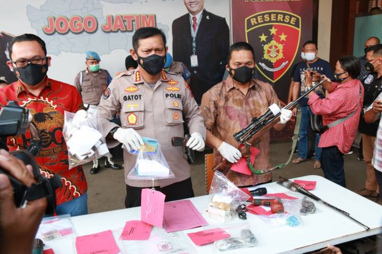 Diam - Diam, Guru SMP Asal Malang Perakit Senpi Ilegal