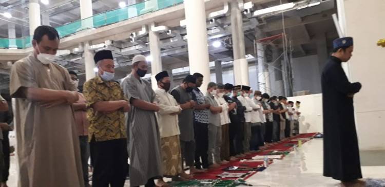 Masjid Agung Uji Coba Bangunan Megah Masjid di Shalat Tarawih Malam Ke-2 Ramadhan