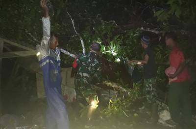 Hujang Deras dan Angin Kencang, Tiga Rumah Warga Porak Poranda, Pohon Tumbang