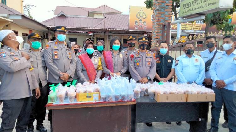 Polsek Percut Sei Tuan Bagi Takjil Kepada Pengguna Jalan Raya