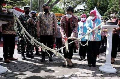 Walikota Medan Bersama Ketua PKK  Membuka Pameran Bursa Tanaman Hias