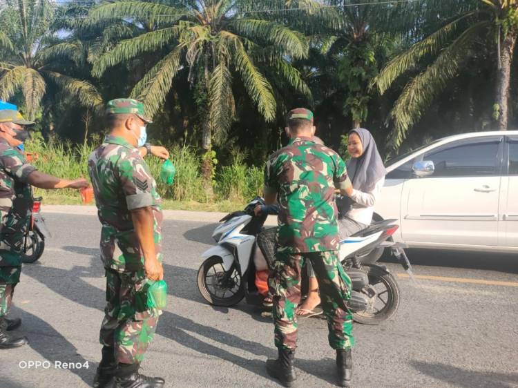 Berbagi Keberkahan Di Bulan Ramadhan 1443 H, Koramil 13/AN Bagikan Takjil Gratis Kepada Masyarakat Aek Nabara