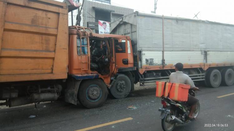 Dua Truk Adu Ke Kuatan, Pengendara Septor Tumbang Terkapar Di Jalan