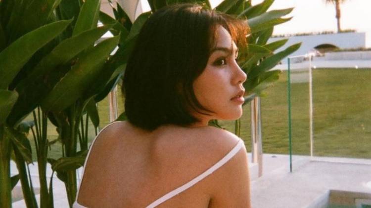 Hotnya Vanessa Prescilla Dengan Pose Tali Nyaris Melorot