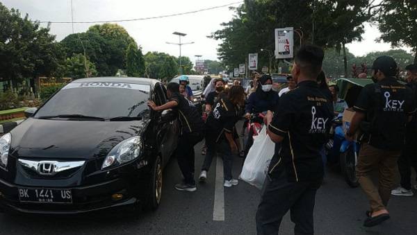 Ratusan Pengendara Terima Bantuan Makanan Buka Puasa dari Key Garden Entertainment