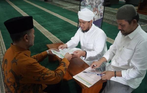 Ambil Momen Ramadan, Wagub Ijeck Salurkan Zakat Mal