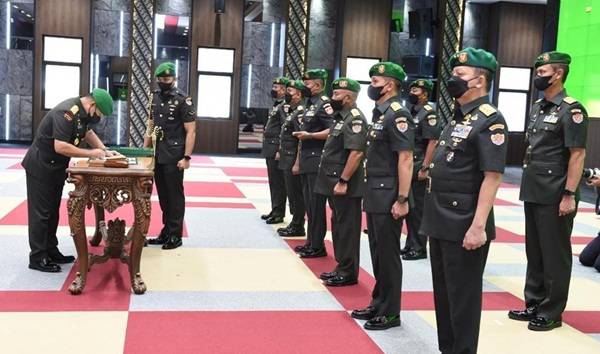 Kasad Pimpin Serah Terima Enam Jabatan Strategis TNI AD