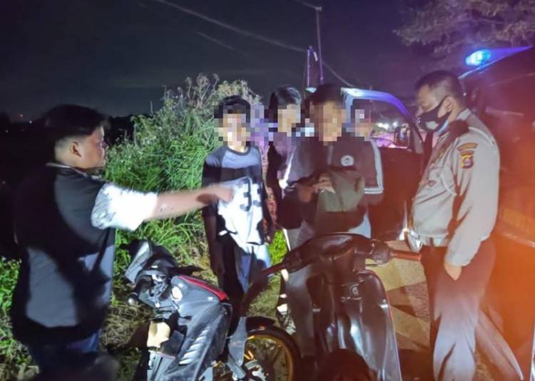 Gegara Sarung Emat Orang Remaja Diamankan Petugas