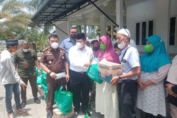 Kejatisu Bersama Forwaka Sumut Serahkan Bantuan Sembako Kepada Kaum Dhuafa dan Anak Yatim Piatu