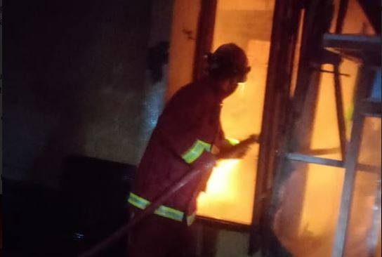 Si Jago Merah Mengamuk Habiskan Warung, Rumah Tinggal Hingga 3 Petak Kontrakan