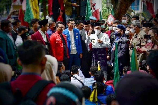 Temui Pendemo di Depan Gedung DPRD Sumut, Ini Janji Gubernur Edy Rahmayadi