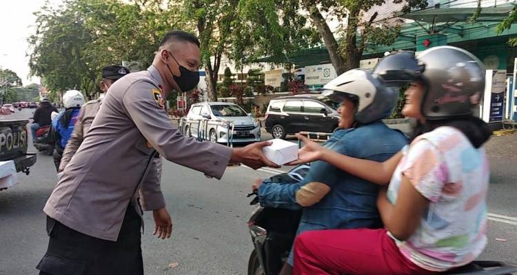 Berbagi Kebahagiaan Antar Sesama, Polsek Medan Timur Beserta Para Bhayangkari Bagikan Takjil Kepada Masyarakat