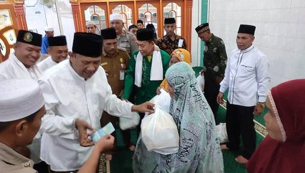 Afandin & Baznas Langkat Serahkan 100 Paket Sembako Kepada Kaum Dhuafa