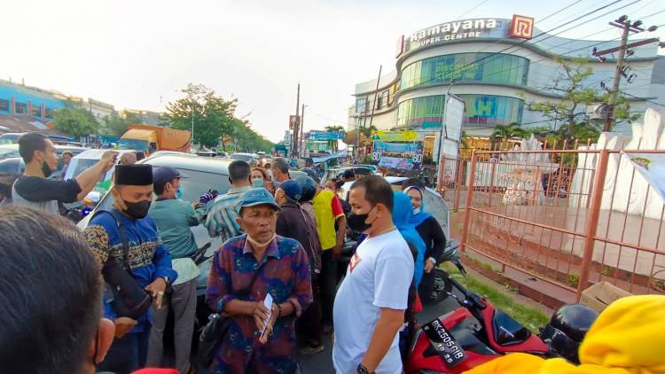 Manfaatkan Momentum Ramadhan, Jurnalis Muda Polda Sumut Berbagi Takjil dan Uang Saku Kepada Masyarakat