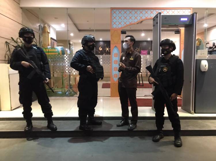 Brimob Poldasu Gencarkan Patroli Objek Vital dan Imbauan Prokes di Malam Hari