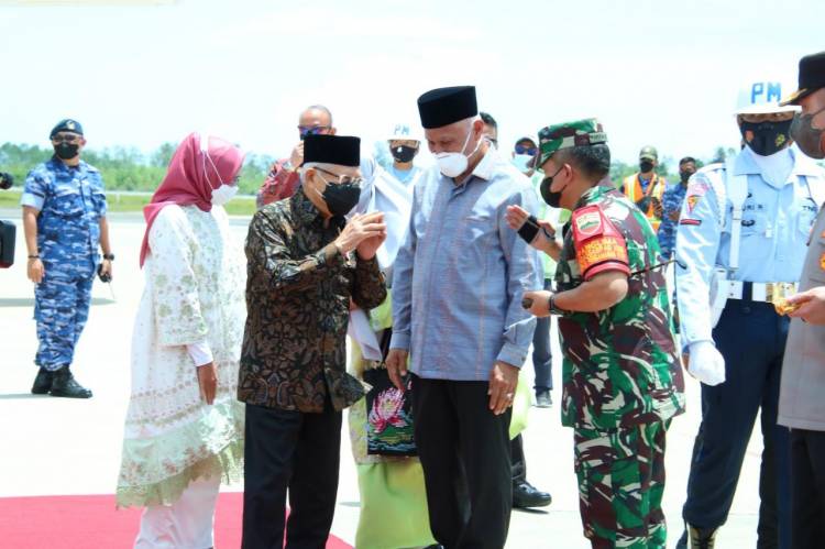 Mayor Jenderal TNI Achmad Daniel Chardin Bersama Forkopimda Prov. Sumbar Sambut Kedatangan Wapres RI