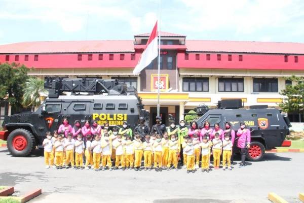 Brimob Polda Sumut Berikan Penyuluhan dan Ajak Bermain Siswa Siswi TK