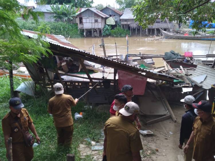 Rumah Bantaran Sungai, Diduga Tempat Transaksi Narkoba dan Judi di Rubuhkan