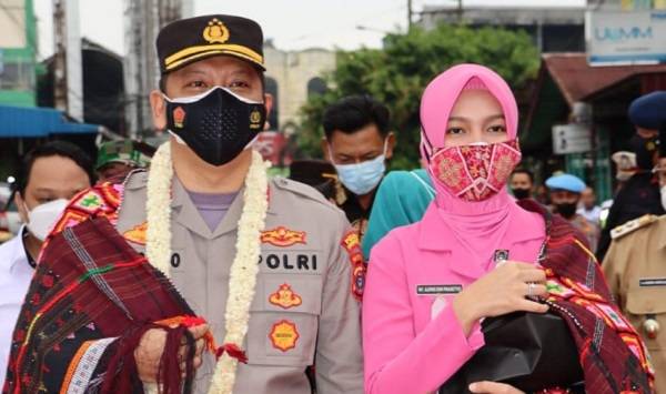 Tiba di Padangsidimpuan, AKBP Dwi Prasetyo Wibowo Disuguhi dengan Mangulosi Tradisi Adat Angkola