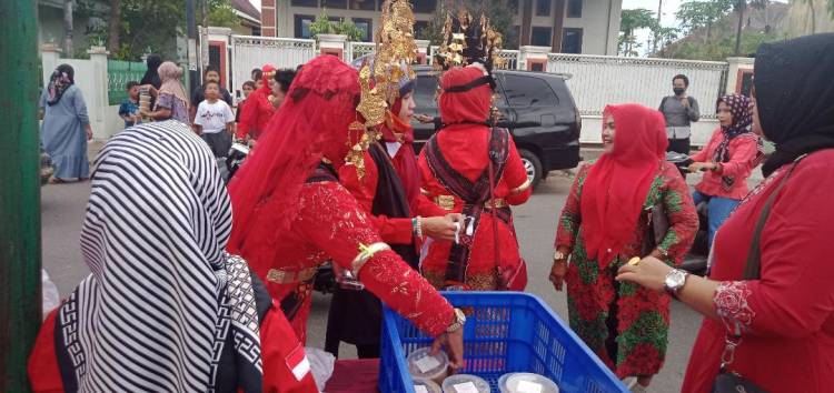 Para Kader Simpatisan Berpakaian Bulang Membagikan Takjil Kepada Warga