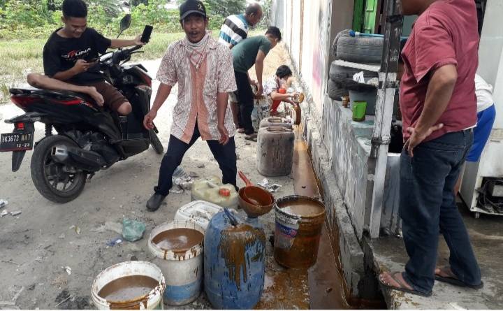 CPO Tumpah Dari Tangki, Warga Panen