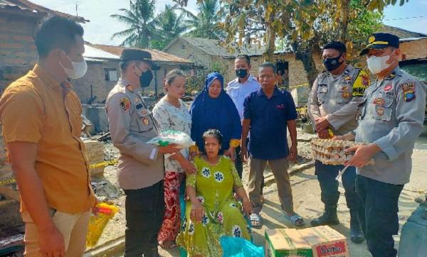 Polsek Perbaungan A Serahkan Bantuan Sembako Kepada Korban Kebakaran