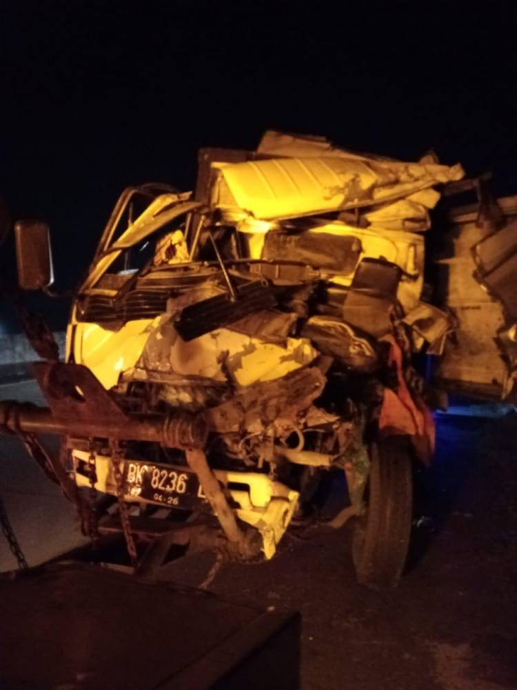 Truk Tronton VS Colt Diesel Satu Tewas dan Penumpang Kritis
