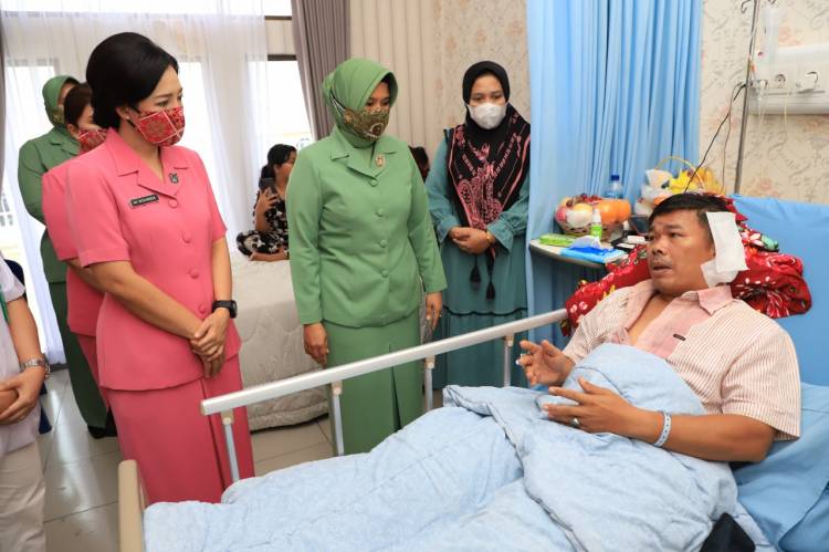 Ketua Bhayangkari Sumut bersama Ketua Persit Chandra Kirana Jenguk Babinsa Jadi Korban Pembacokan
