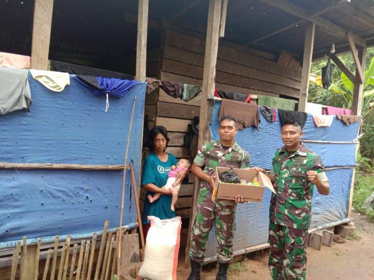 Berbagi Antar Sesama di Ramadhan, Satgas Yonif 123/RW Bagikan Sembako Kepada Masyarakat Perbatasan