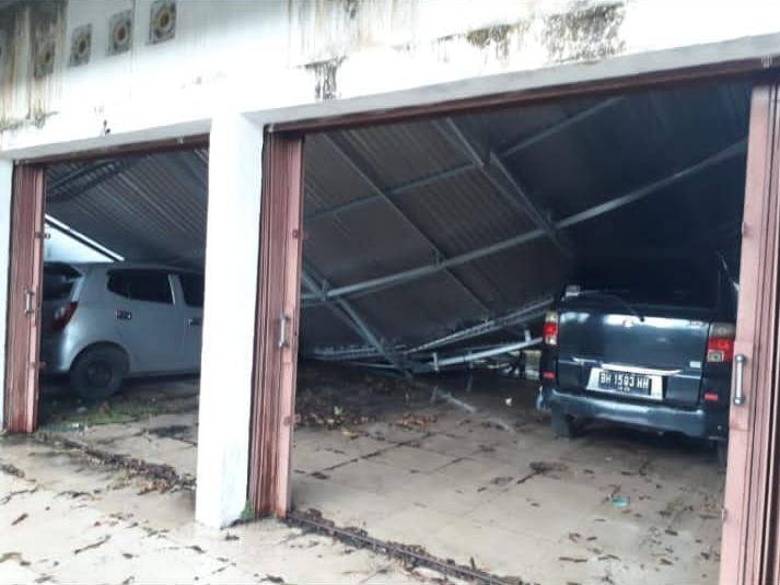 Atap Aula Rumah Dinas Bupati Merangin Ambruk Dan Timpa Mobil
