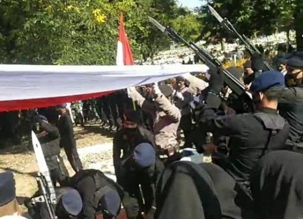 Pemakaman Ipda Imam Dengan Upacara Pemakaman Militer